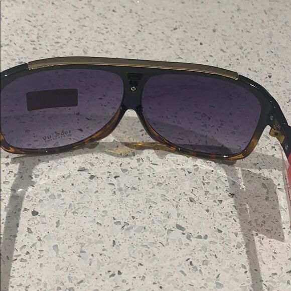 Betsey Johnson sunglases main image 6